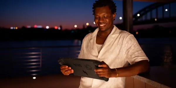 A guy using the Acer Nitro Blaze 11. It looks massive in his hands. Like photoshopped. It's ridiculous.